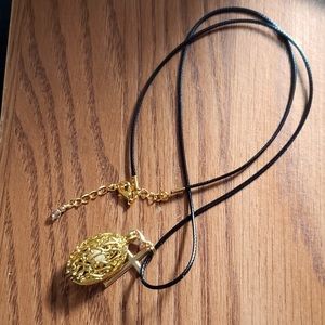 Aromatherapy Locket open and Close Oval Locket with Chain for essential oils